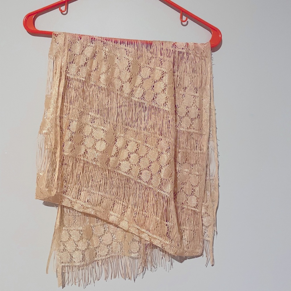 A laced and silk scarf